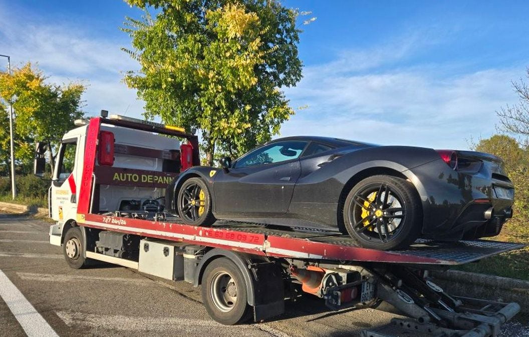 Voiture basse et sportive